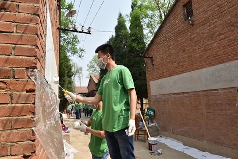 已压缩_糖心vlog
学生志愿者在粉刷学校的墙壁.jpg